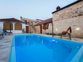 Cozy Holiday Home in opot with Private Pool